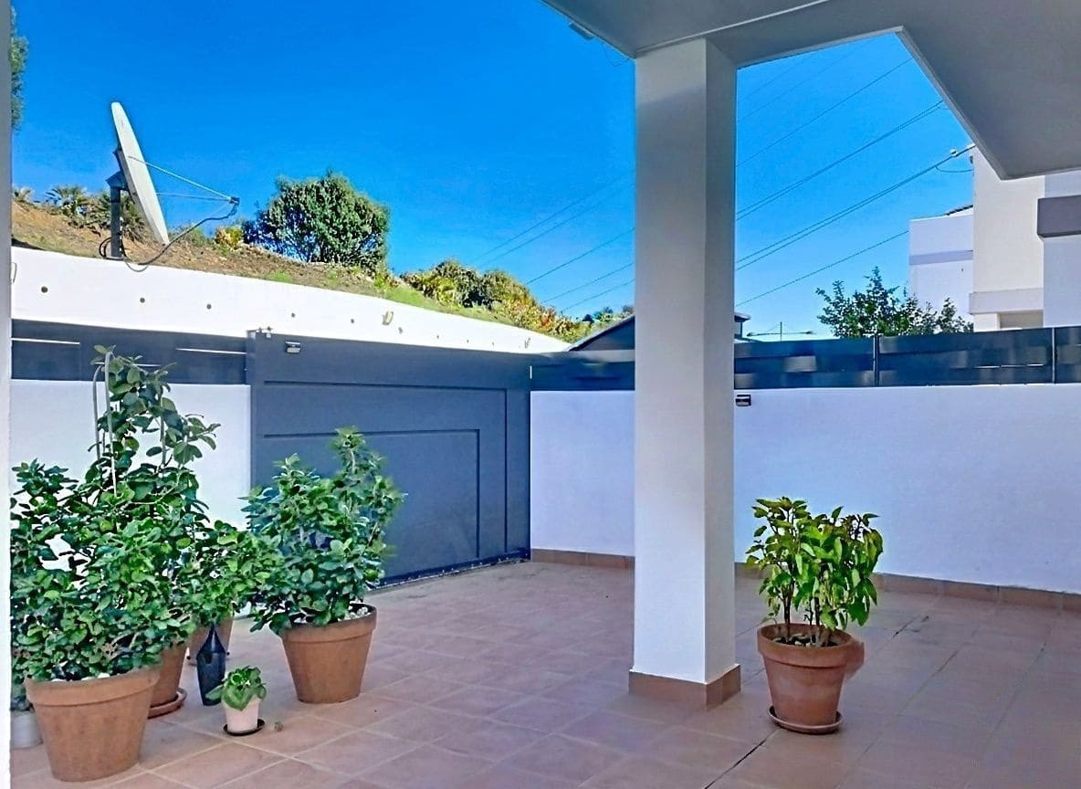 2 slaapkamer Halfvrijstaande villa te koop in Estepona - € 777.000 (Ref: 9472860)