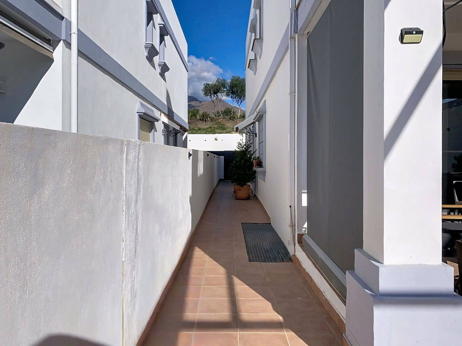2 slaapkamer Halfvrijstaande villa te koop in Estepona - € 777.000 (Ref: 9472860)