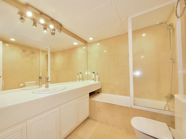 1 bedroom Apartment for sale in Golden Mile, Marbella - € 750,000 (Ref: 9472867)