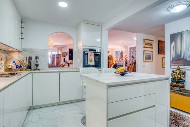 Ático de 3 habitaciones en La Duquesa / Puerto de la Duquesa, Manilva en venta - 450.000 € (Ref: 9472880)