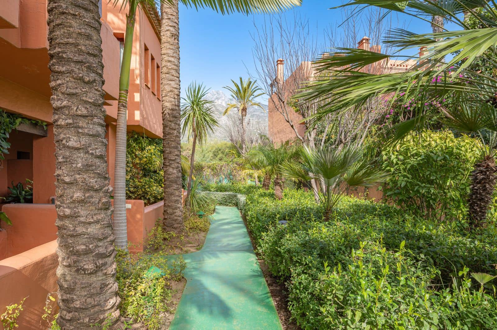 4 soveværelse Semi-Rækkehus til salg i Golden Mile - € 1.425.000 (Ref: 9497316)