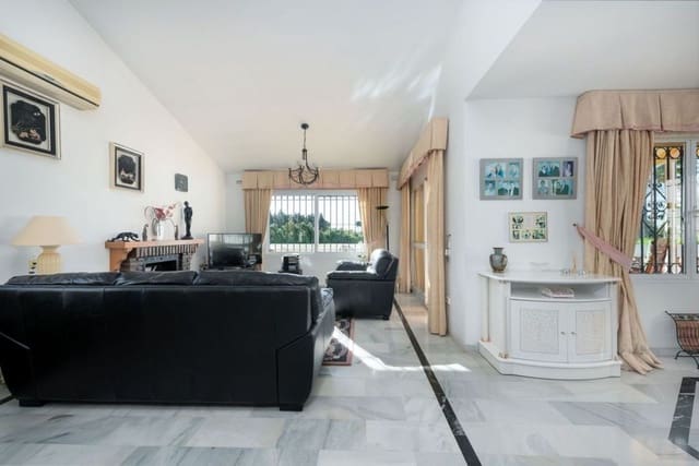 Chalet de 3 habitaciones en Calahonda, Mijas en venta - 595.000 € (Ref: 9497325)