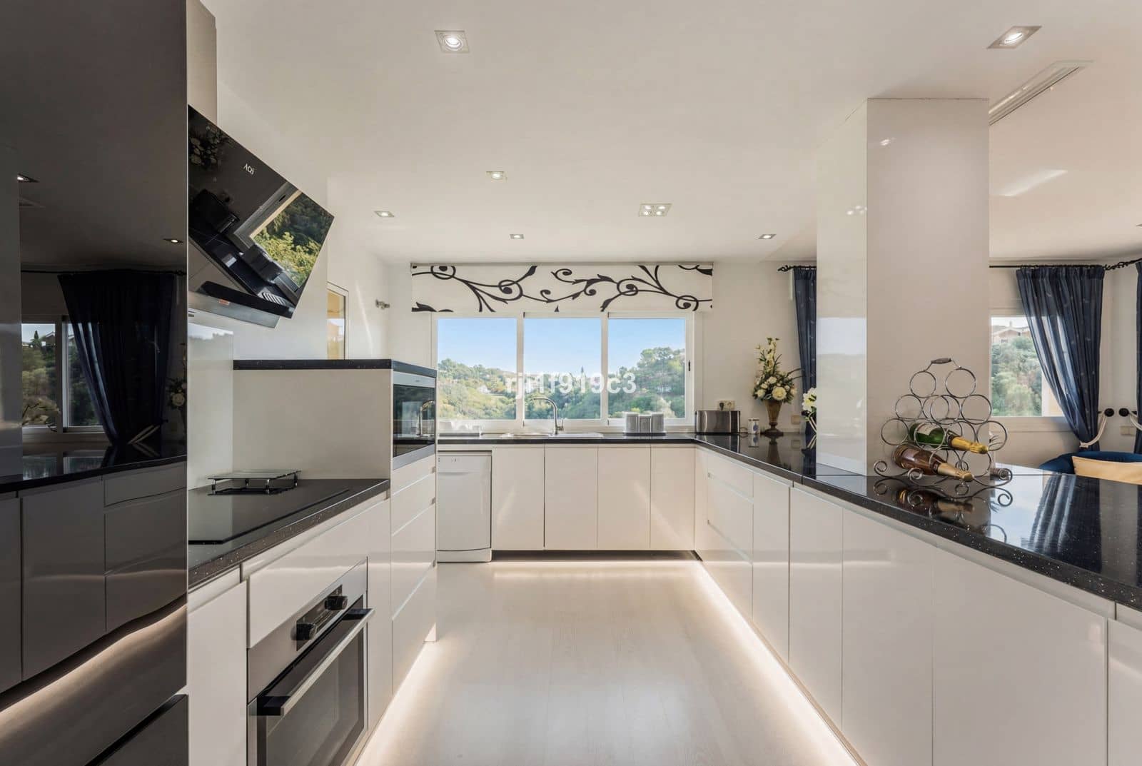 2 bedroom Apartment for sale in Elviria - € 620,000 (Ref: 9497330)