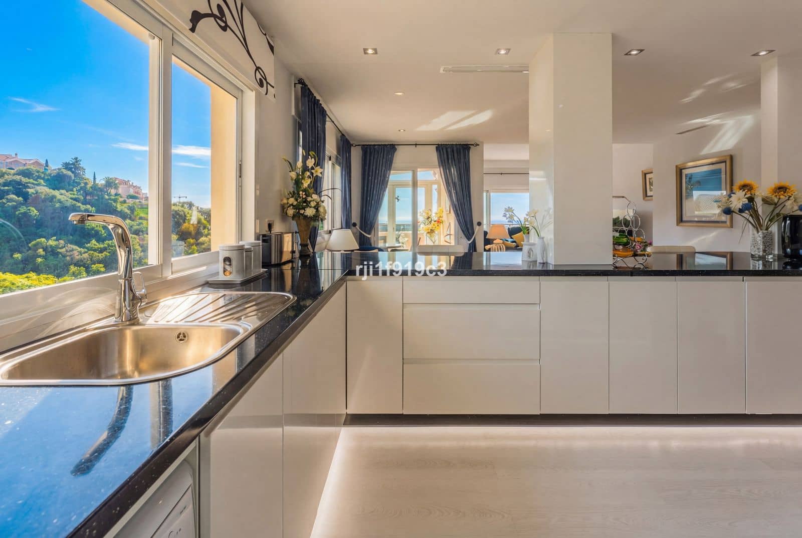 2 bedroom Apartment for sale in Elviria - € 620,000 (Ref: 9497330)