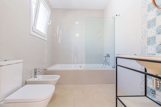 Chalet de 4 habitaciones en Pueblo Nuevo de Guadiaro, San Roque en venta - 550.000 € (Ref: 9497331)