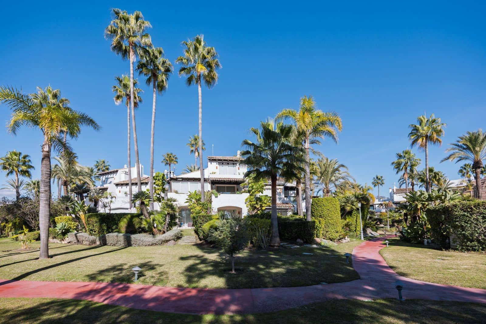 3 makuuhuone Omakotitalo myytävänä paikassa Costalita - 1 095 000 € (Ref: 9497374)