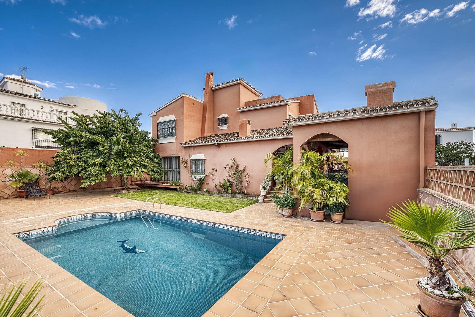 4 bedroom Villa for sale in Marbella - € 1,150,000 (Ref: 9497381)