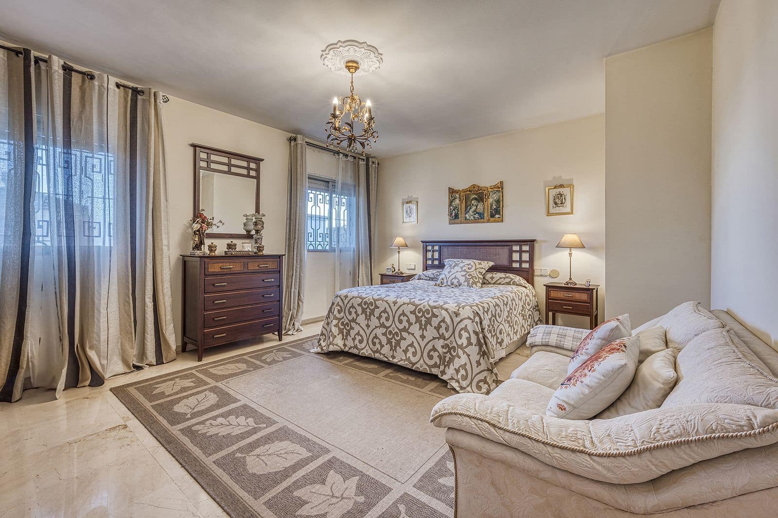 4 bedroom Villa for sale in Marbella - € 1,150,000 (Ref: 9497381)