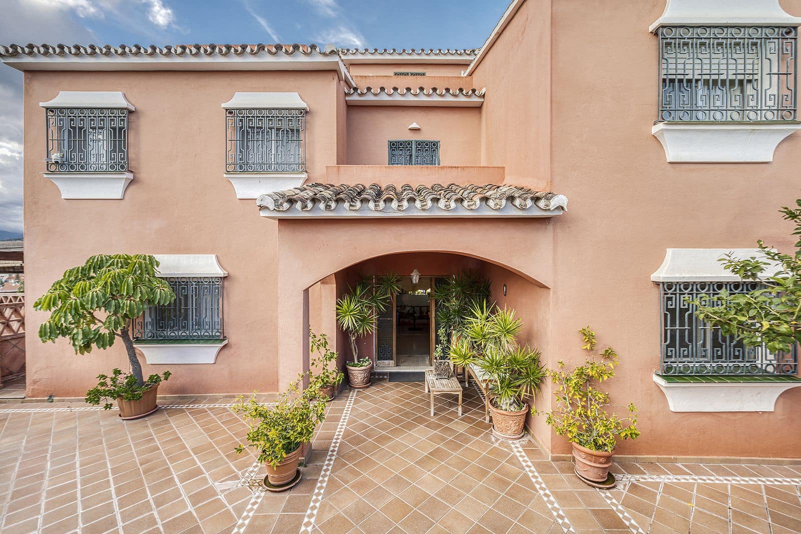 4 bedroom Villa for sale in Marbella - € 1,150,000 (Ref: 9497381)