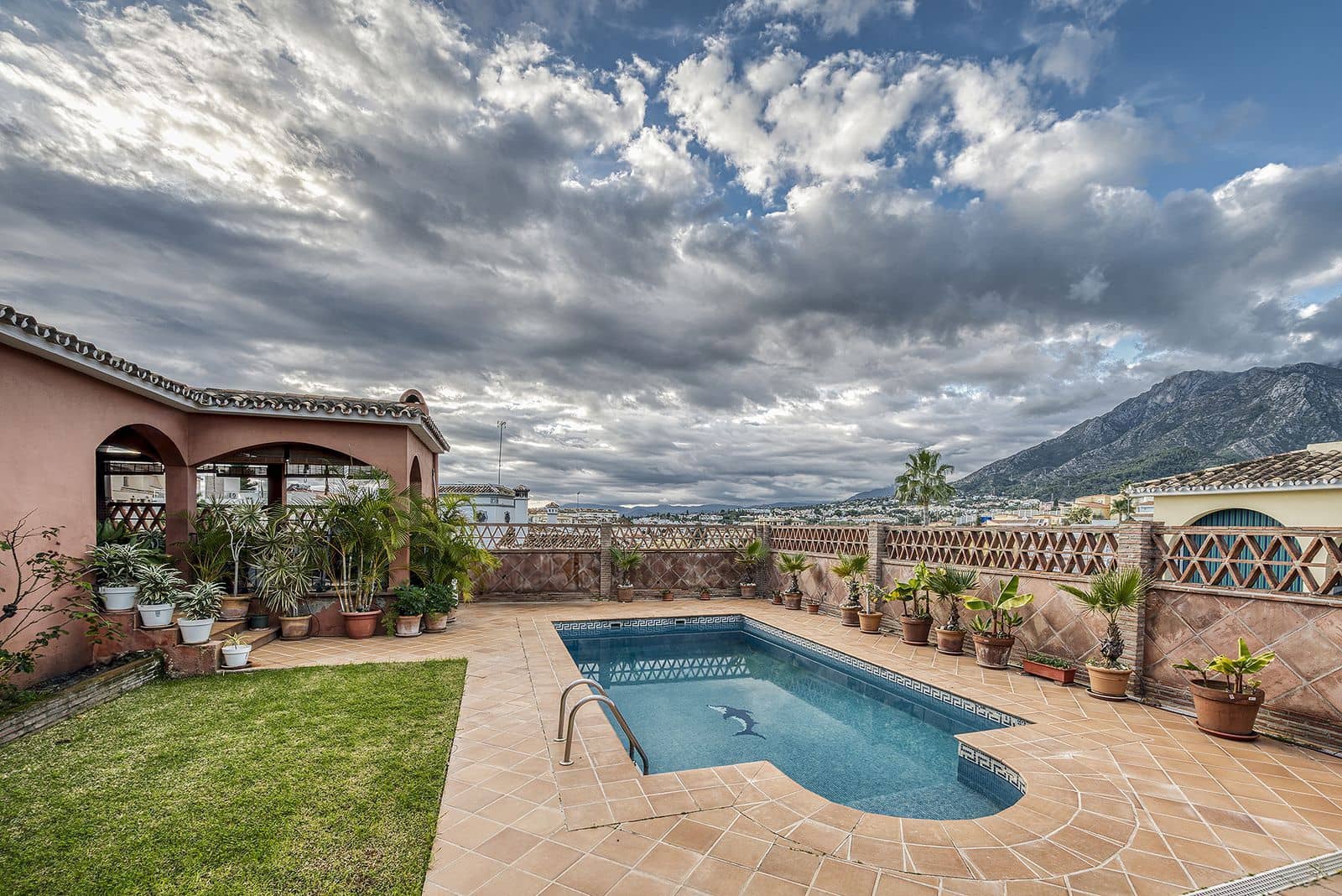 4 bedroom Villa for sale in Marbella - € 1,150,000 (Ref: 9497381)