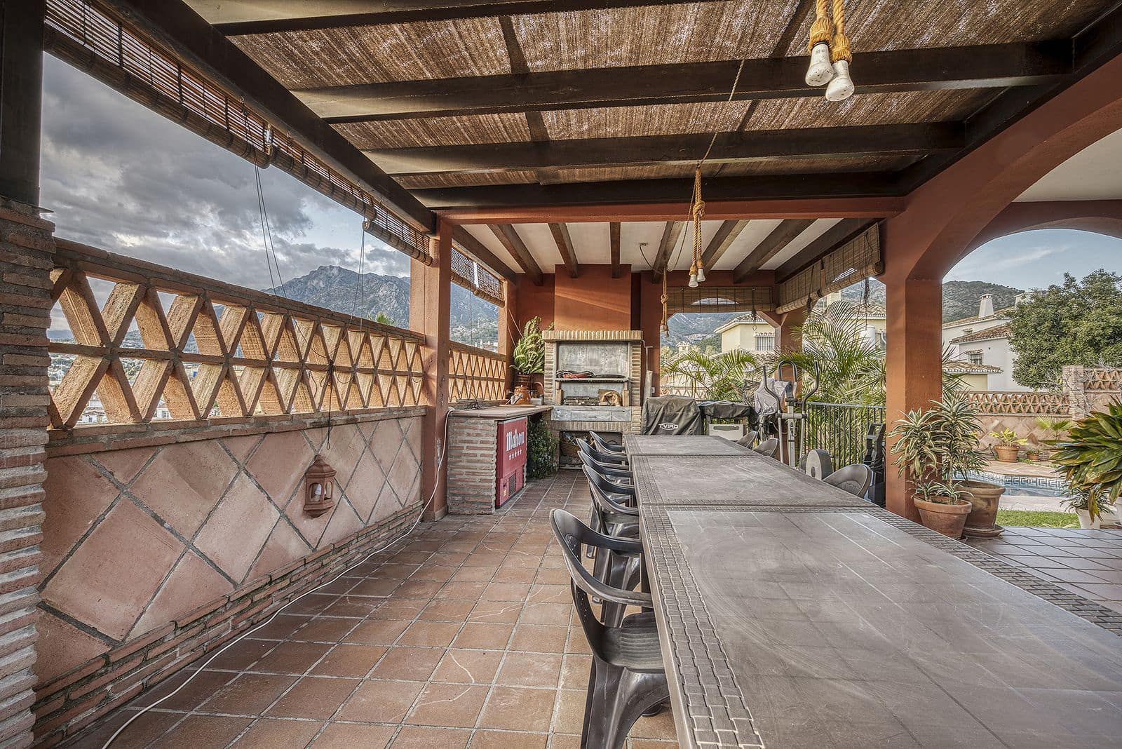 4 bedroom Villa for sale in Marbella - € 1,150,000 (Ref: 9497381)