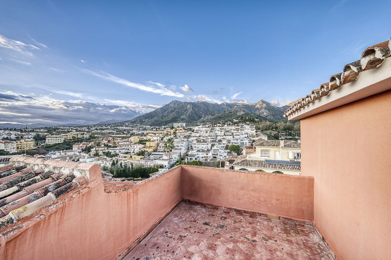 4 bedroom Villa for sale in Marbella - € 1,150,000 (Ref: 9497381)