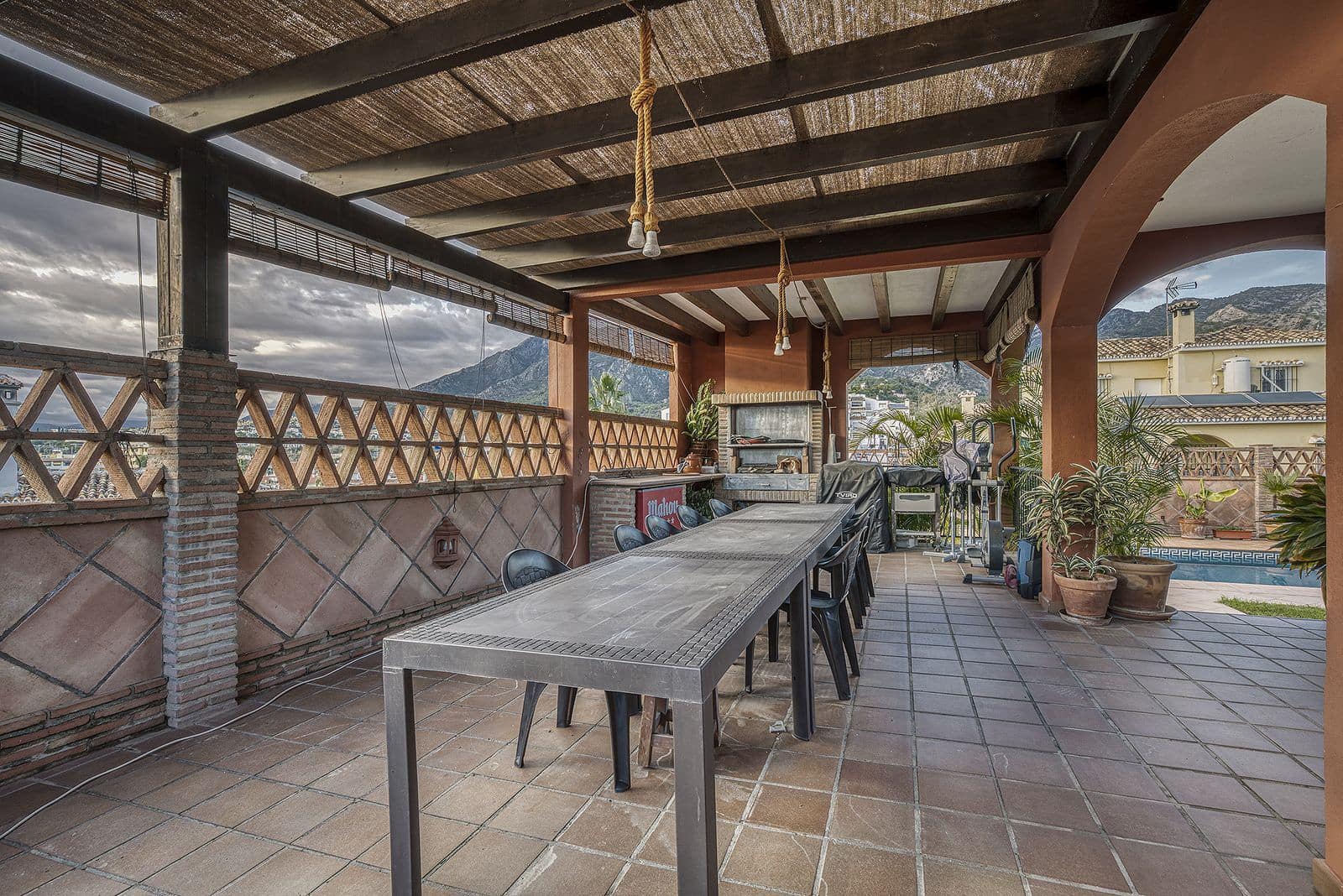 4 bedroom Villa for sale in Marbella - € 1,150,000 (Ref: 9497381)