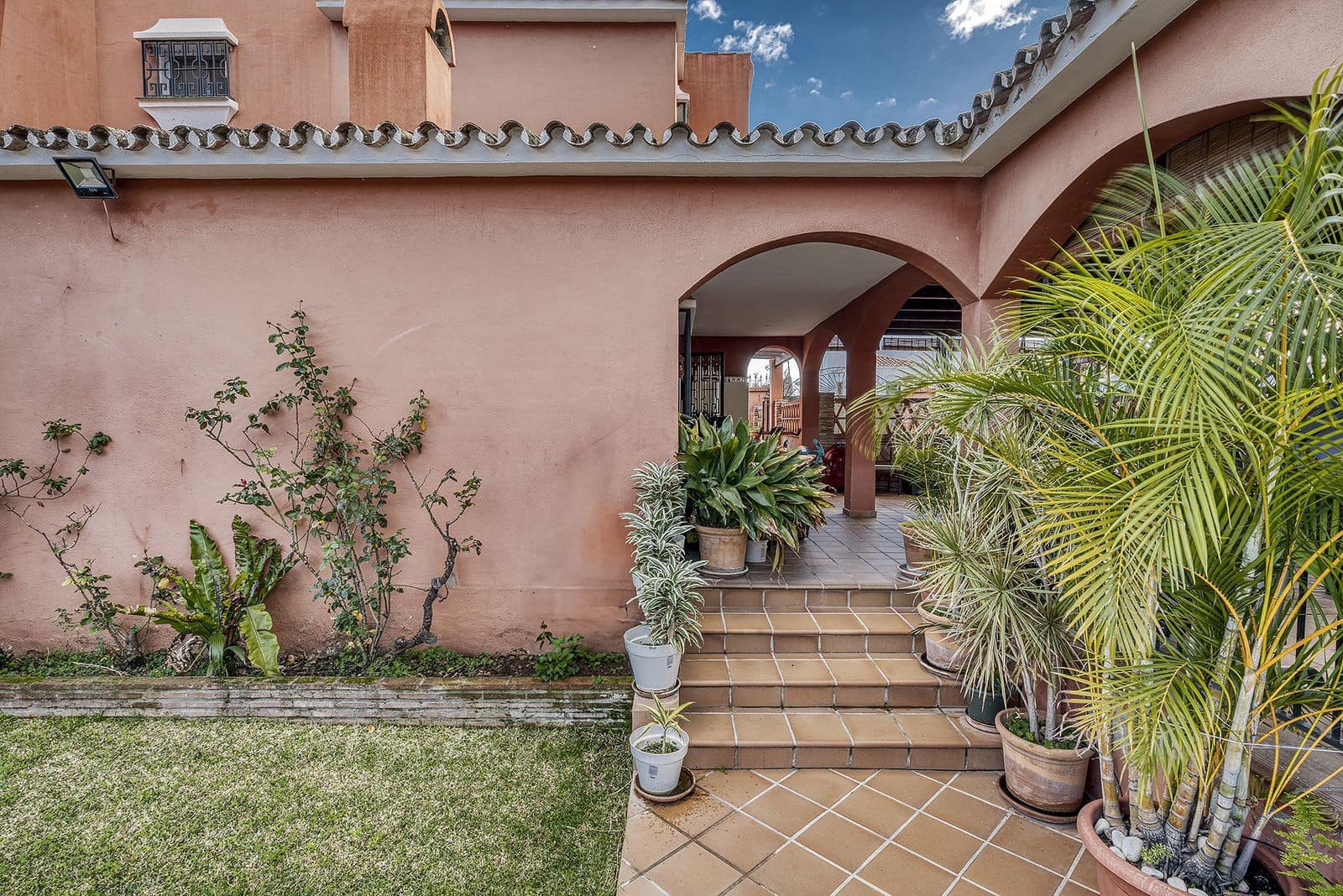 4 bedroom Villa for sale in Marbella - € 1,150,000 (Ref: 9497381)