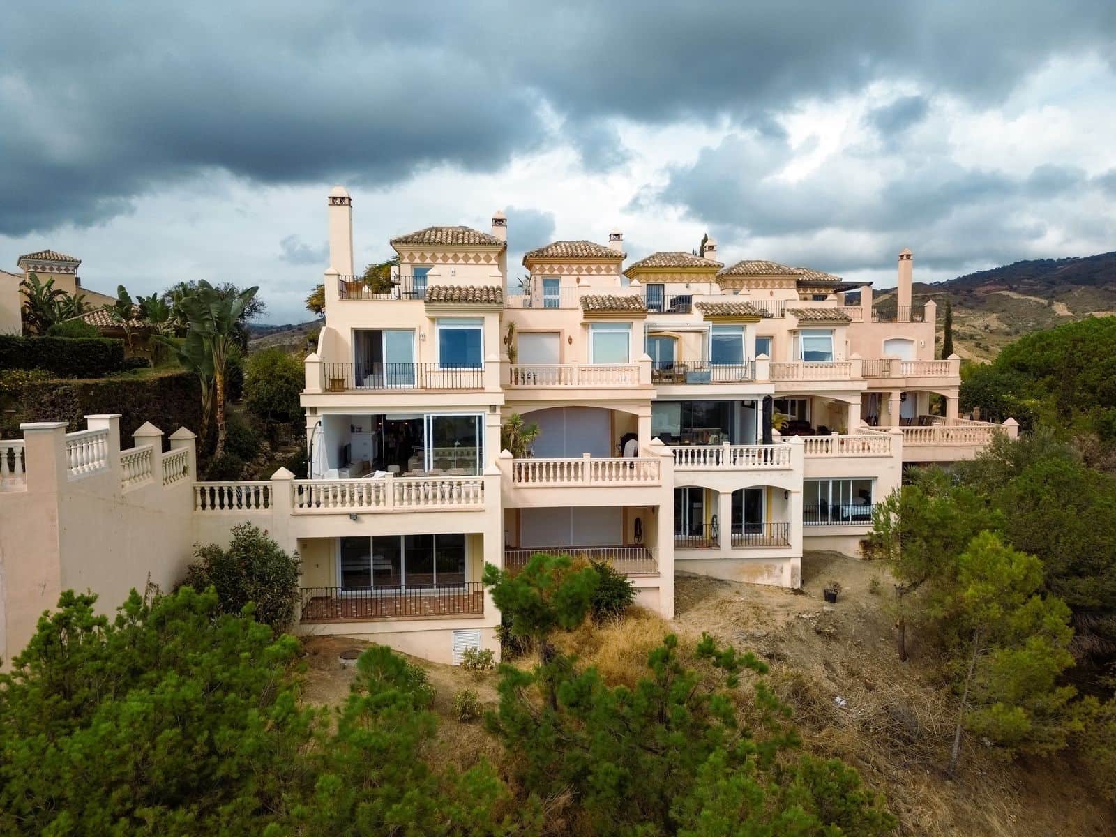 3 bedroom Semi-detached Villa for sale in Elviria - € 1,800,000 (Ref: 9497405)
