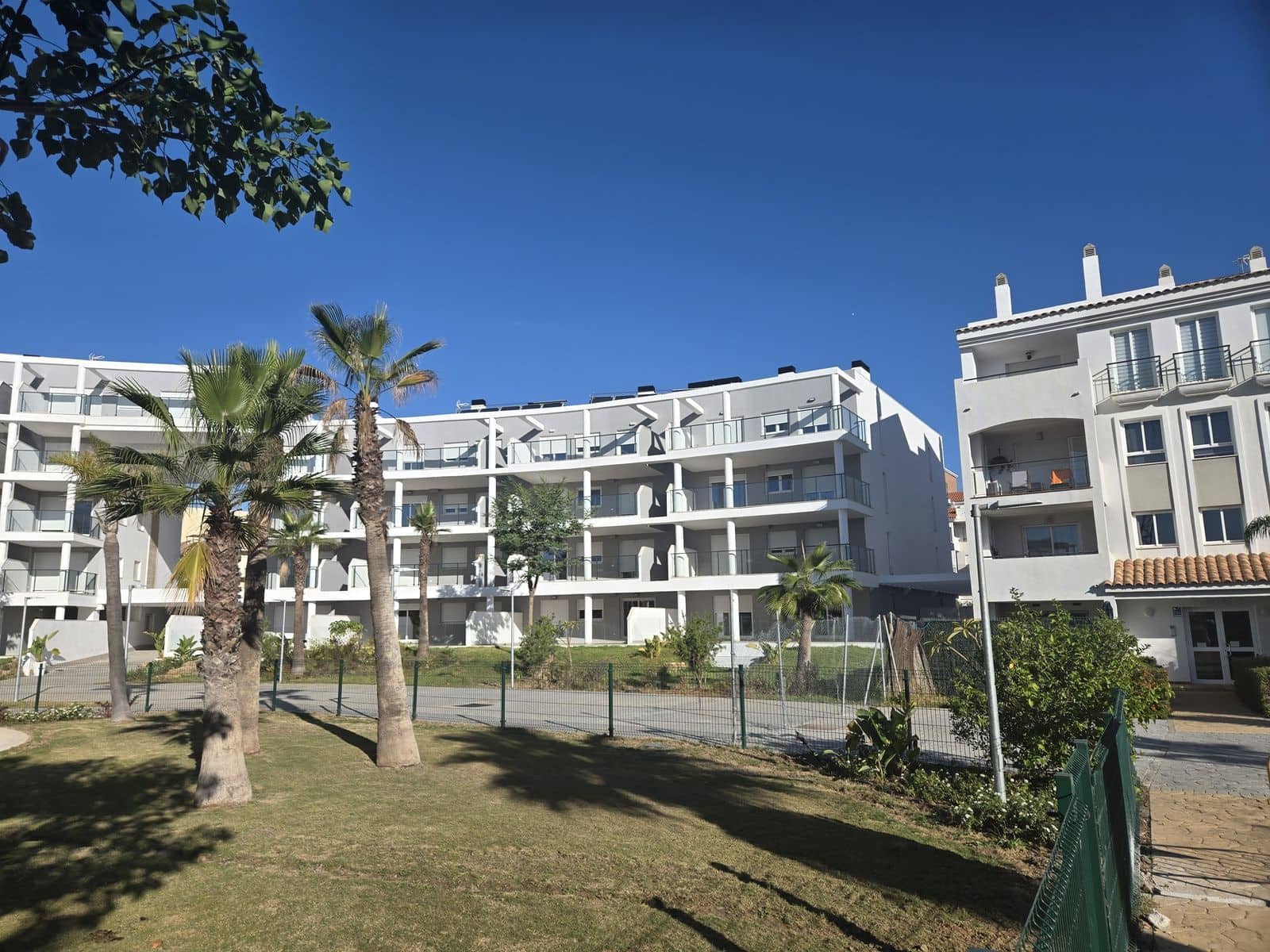 2 bedroom Apartment for sale in La Duquesa / Puerto de la Duquesa - € 359,950 (Ref: 9501990)