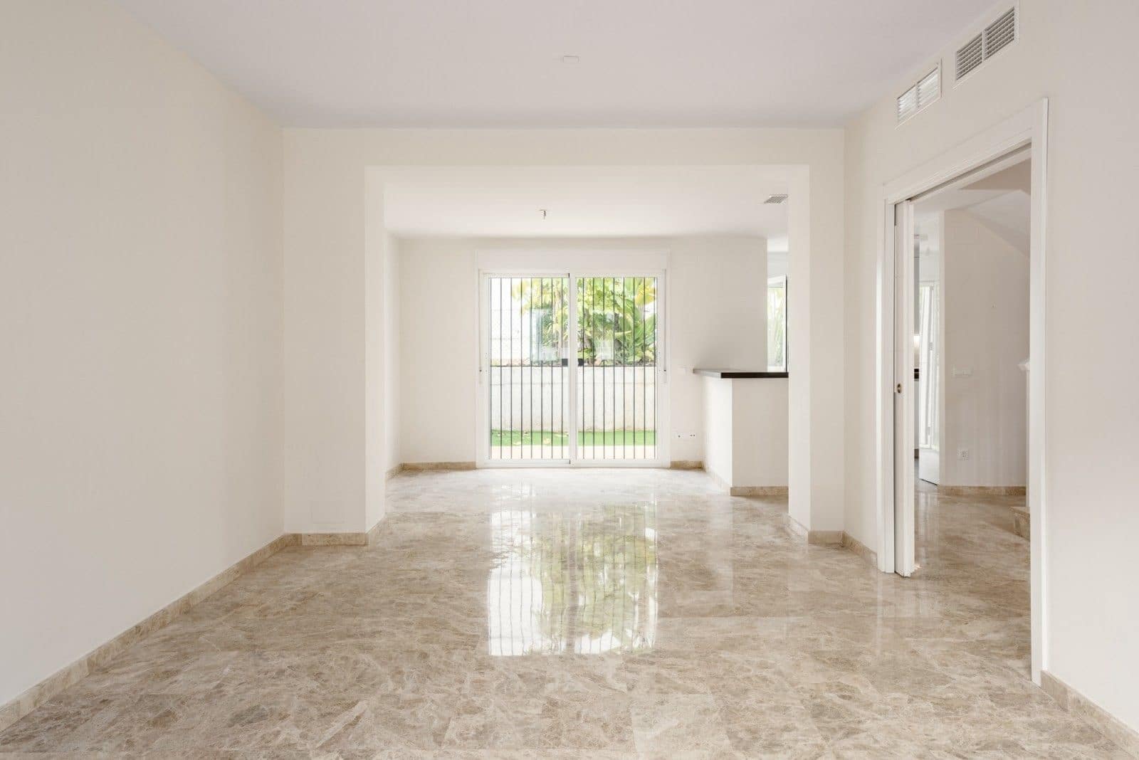 3 soveværelse Semi-Rækkehus til salg i Nueva Andalucia - € 599.000 (Ref: 9501994)