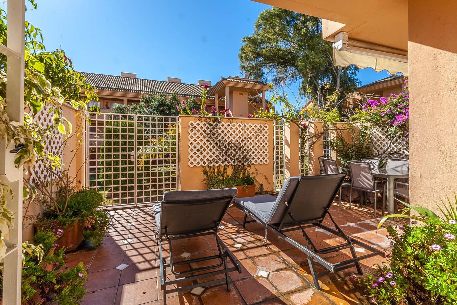 2 bedroom Apartment for sale in Elviria - € 450,000 (Ref: 9502000)