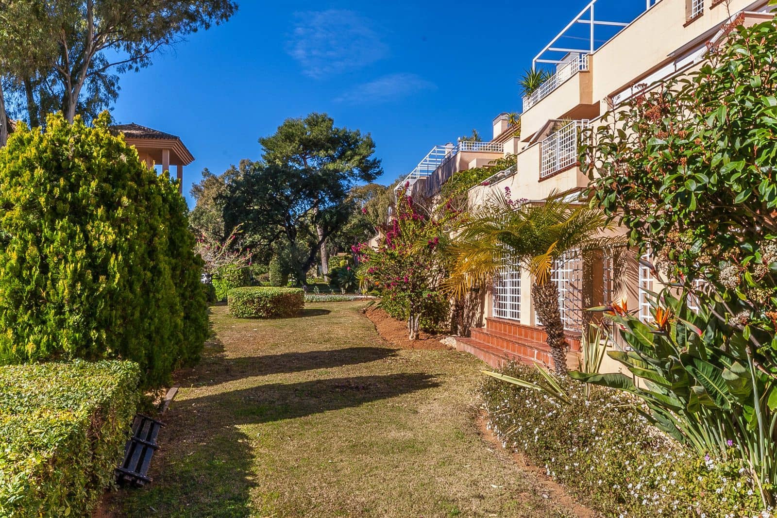 2 bedroom Apartment for sale in Elviria - € 450,000 (Ref: 9502000)