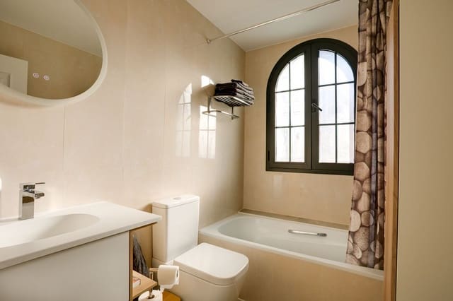 4 bedroom Semi-detached Villa for sale in Cancelada, Estepona - € 625,000 (Ref: 9502001)