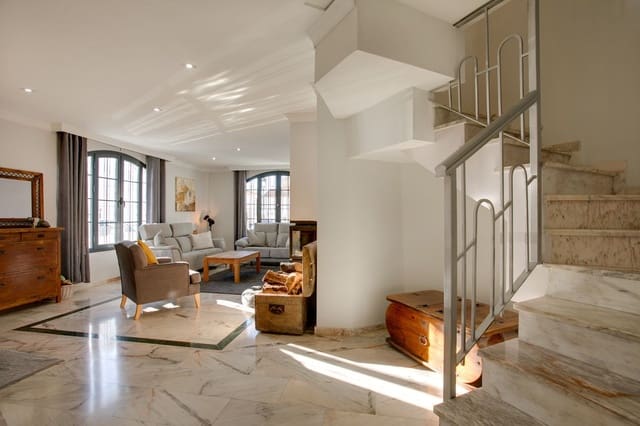 4 bedroom Semi-detached Villa for sale in Cancelada, Estepona - € 625,000 (Ref: 9502001)