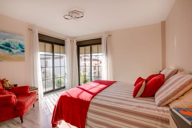 4 bedroom Semi-detached Villa for sale in Cancelada, Estepona - € 625,000 (Ref: 9502001)