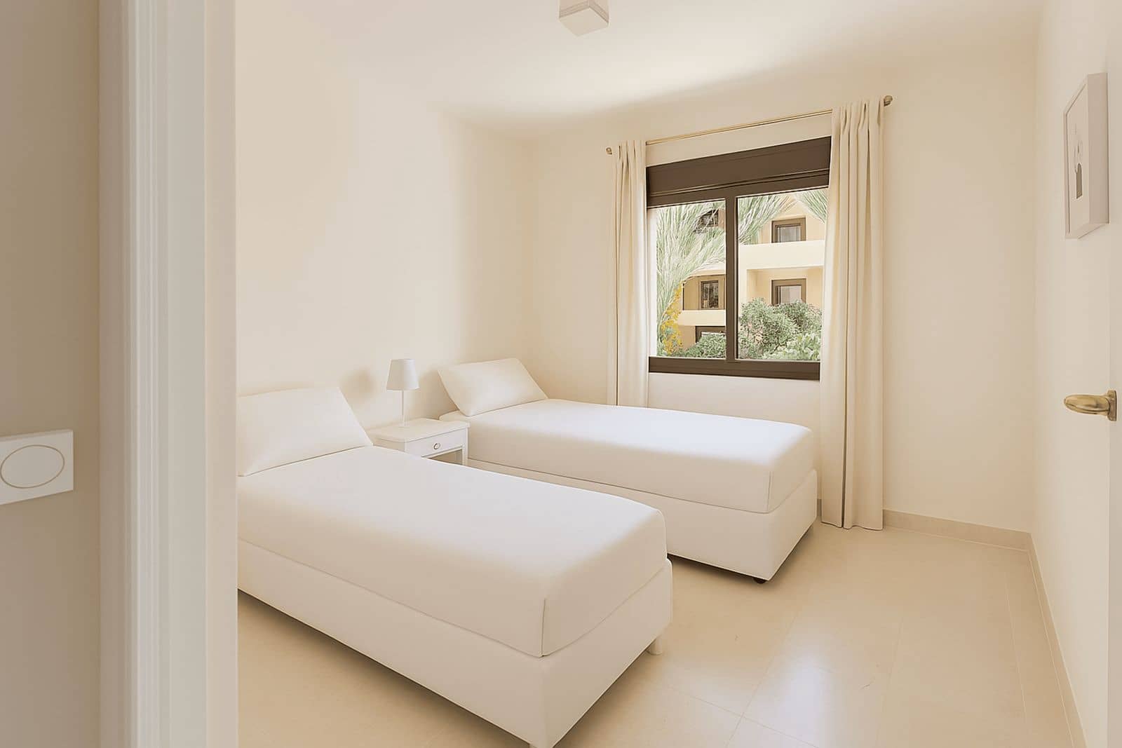 2 bedroom Apartment for sale in La Duquesa / Puerto de la Duquesa - € 260,000 (Ref: 9502004)