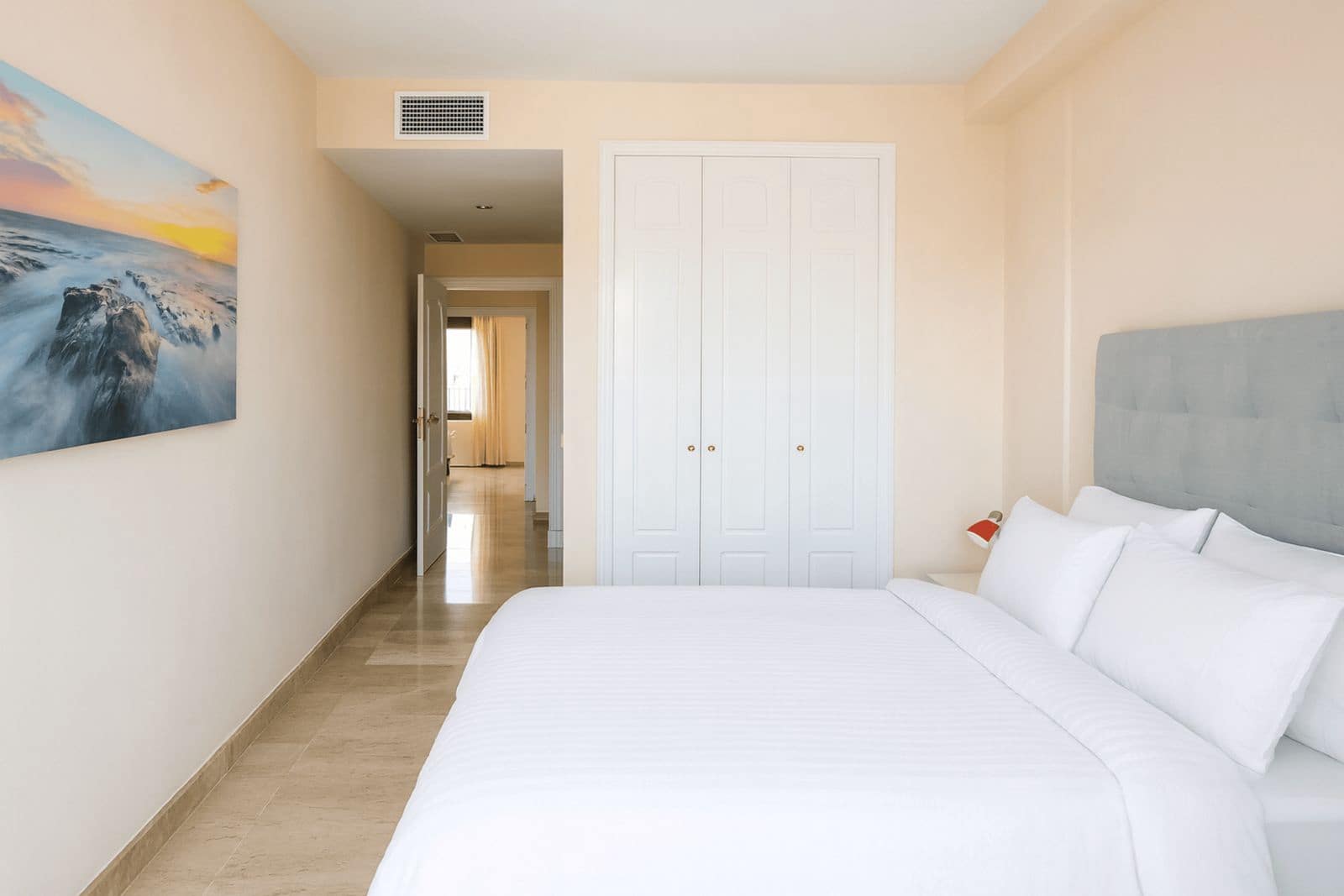 2 bedroom Apartment for sale in La Duquesa / Puerto de la Duquesa - € 260,000 (Ref: 9502004)