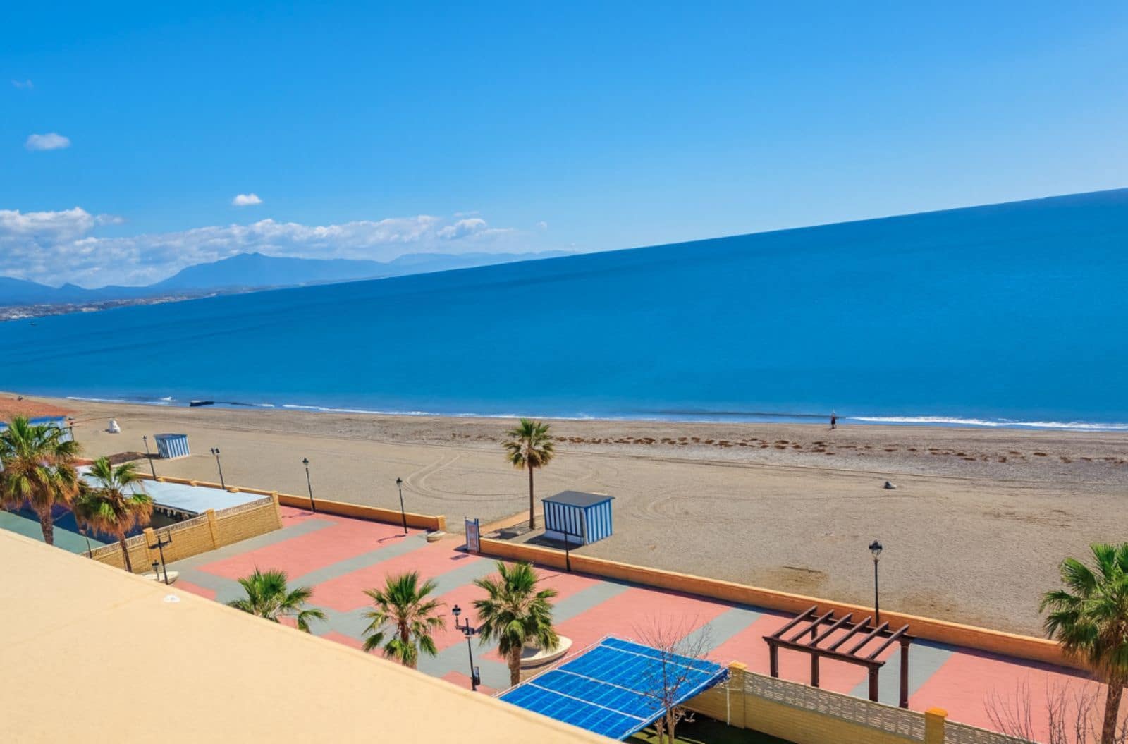 2 bedroom Apartment for sale in La Duquesa / Puerto de la Duquesa - € 290,000 (Ref: 9502005)