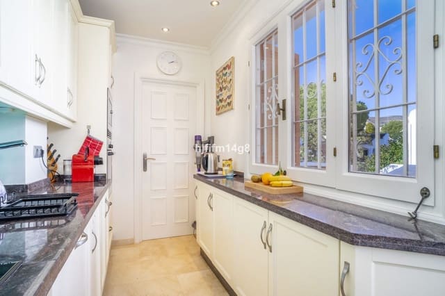 1 bedroom Penthouse for sale in Nueva Andalucia, Marbella - € 379,000 (Ref: 9502034)