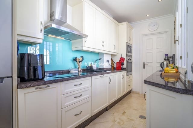 1 bedroom Penthouse for sale in Nueva Andalucia, Marbella - € 379,000 (Ref: 9502034)