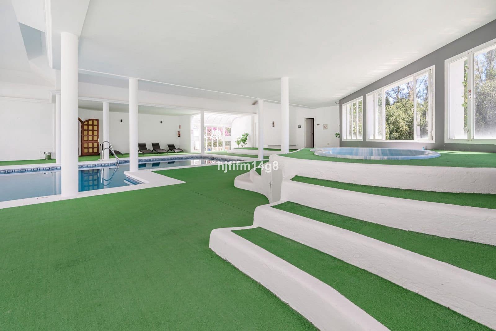 1 bedroom Penthouse for sale in Nueva Andalucia - € 379,000 (Ref: 9502034)