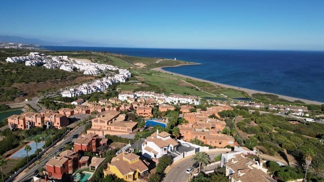 Chalet de 4 habitaciones en La Alcaidesa en venta - 760.000 € (Ref: 9502036)