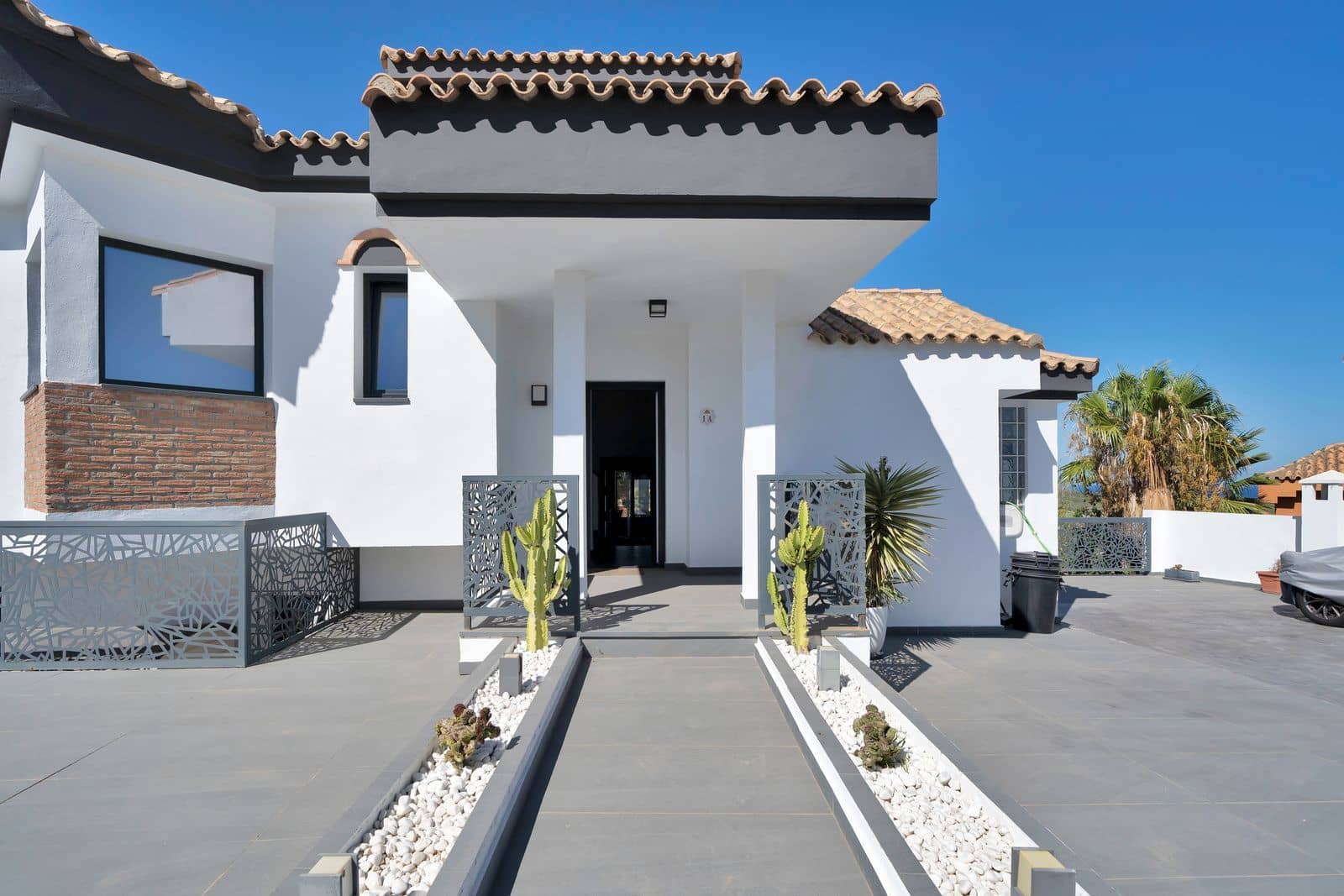 4 bedroom Villa for sale in La Alcaidesa - € 760,000 (Ref: 9502036)