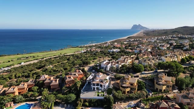 Chalet de 4 habitaciones en La Alcaidesa en venta - 760.000 € (Ref: 9502036)