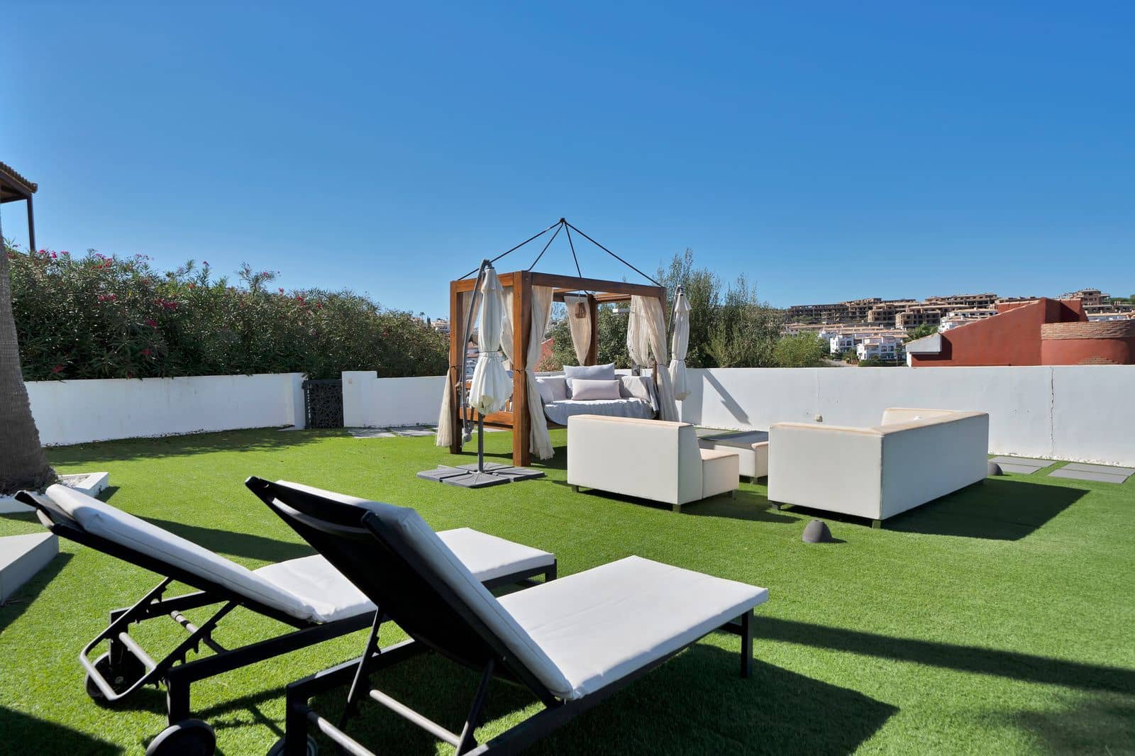 4 bedroom Villa for sale in La Alcaidesa - € 760,000 (Ref: 9502036)