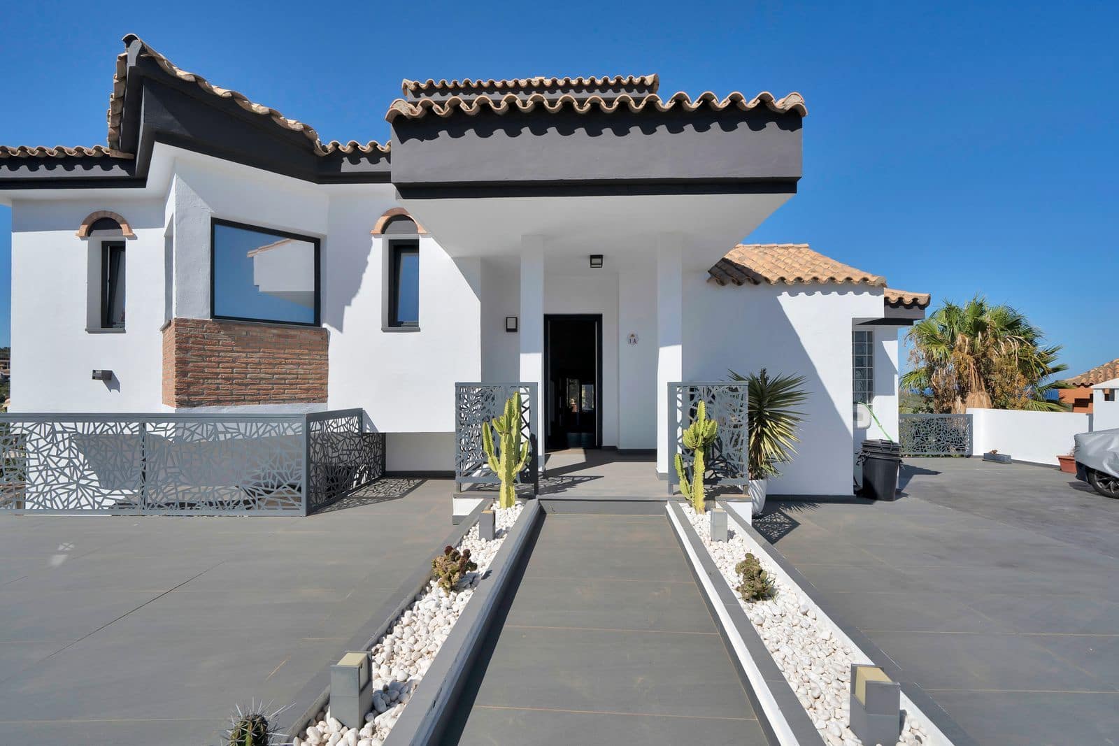 4 bedroom Villa for sale in La Alcaidesa - € 760,000 (Ref: 9502036)