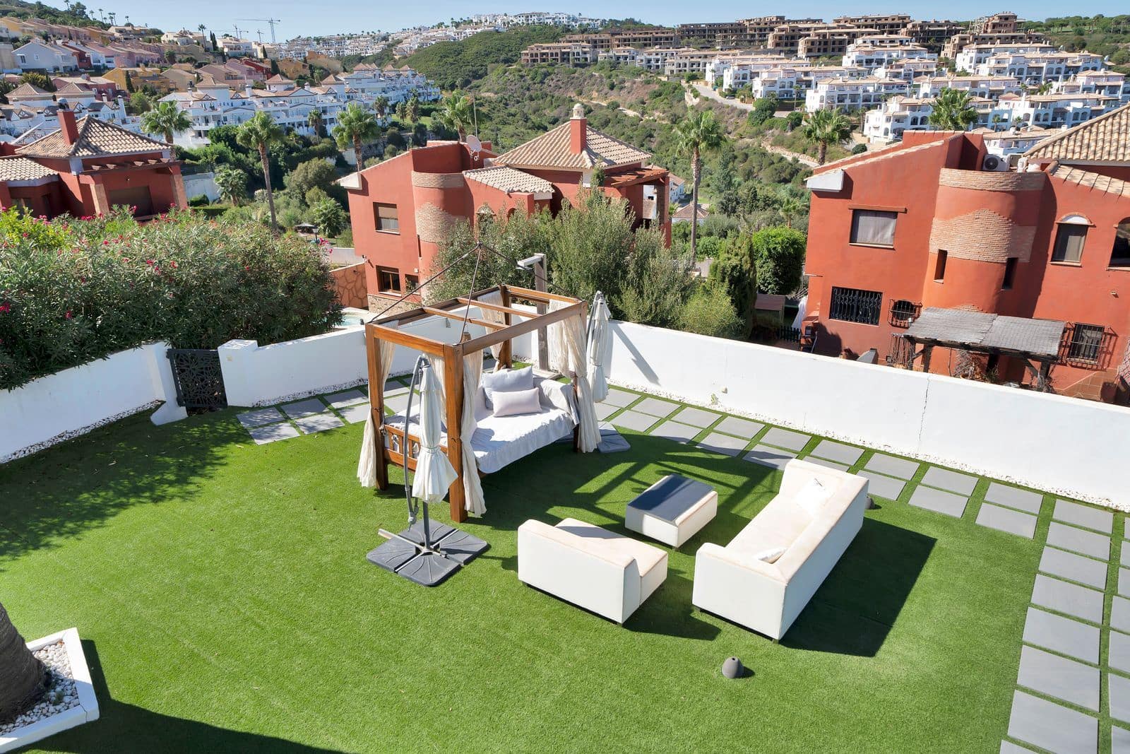 4 bedroom Villa for sale in La Alcaidesa - € 760,000 (Ref: 9502036)