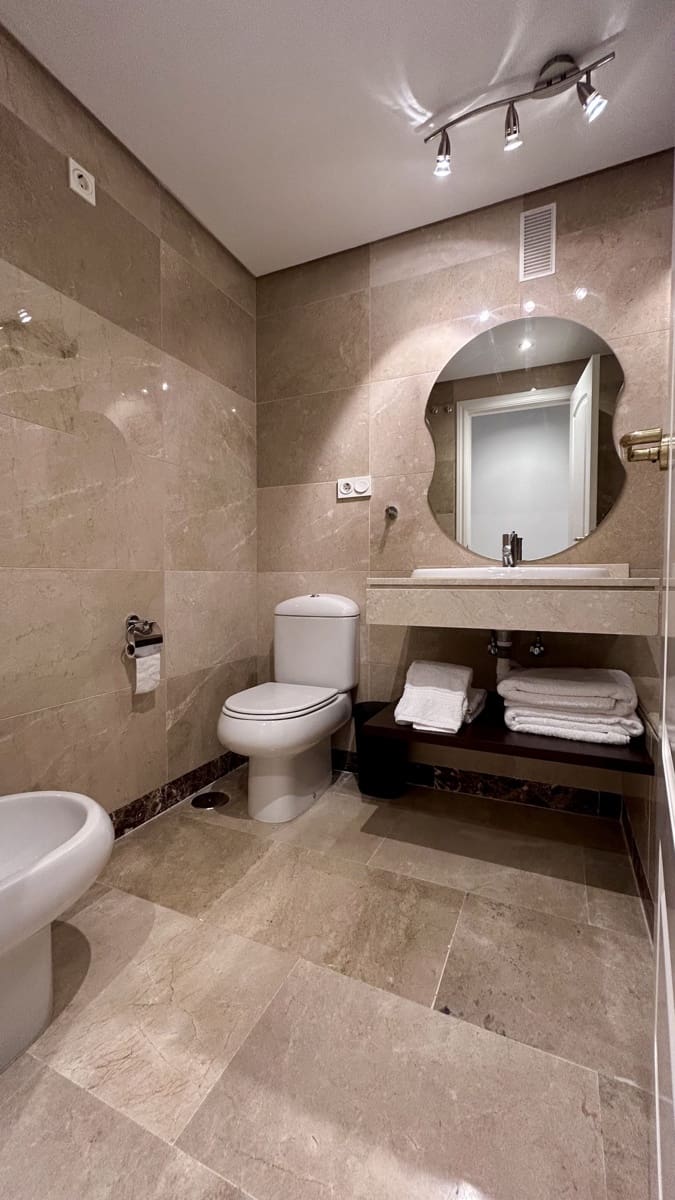 2 bedroom Apartment for sale in La Duquesa / Puerto de la Duquesa - € 309,000 (Ref: 9504070)