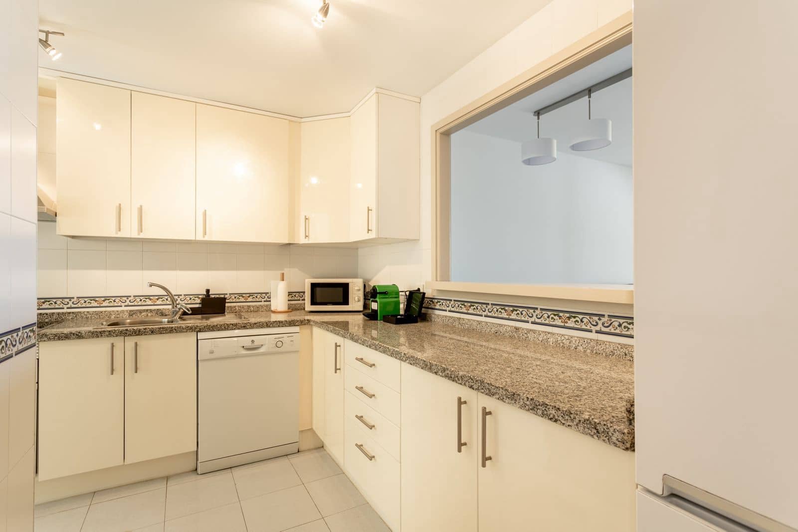 2 bedroom Apartment for sale in La Duquesa / Puerto de la Duquesa - € 309,000 (Ref: 9504070)