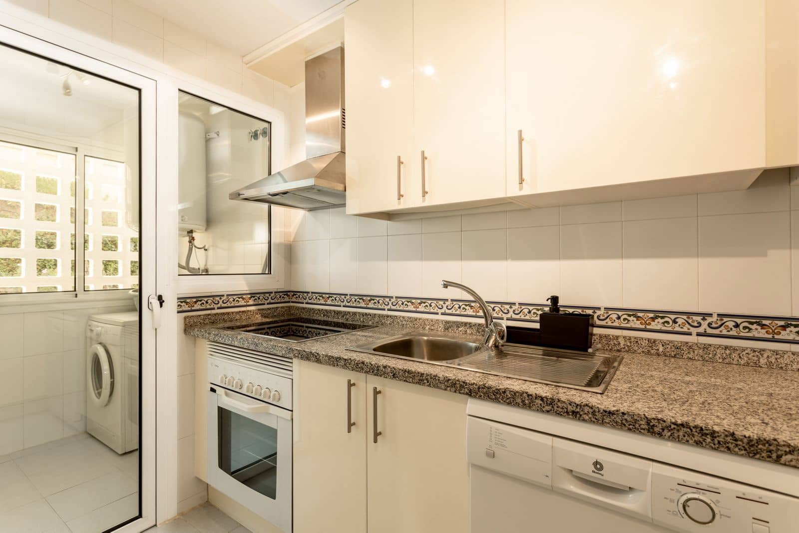 2 bedroom Apartment for sale in La Duquesa / Puerto de la Duquesa - € 309,000 (Ref: 9504070)