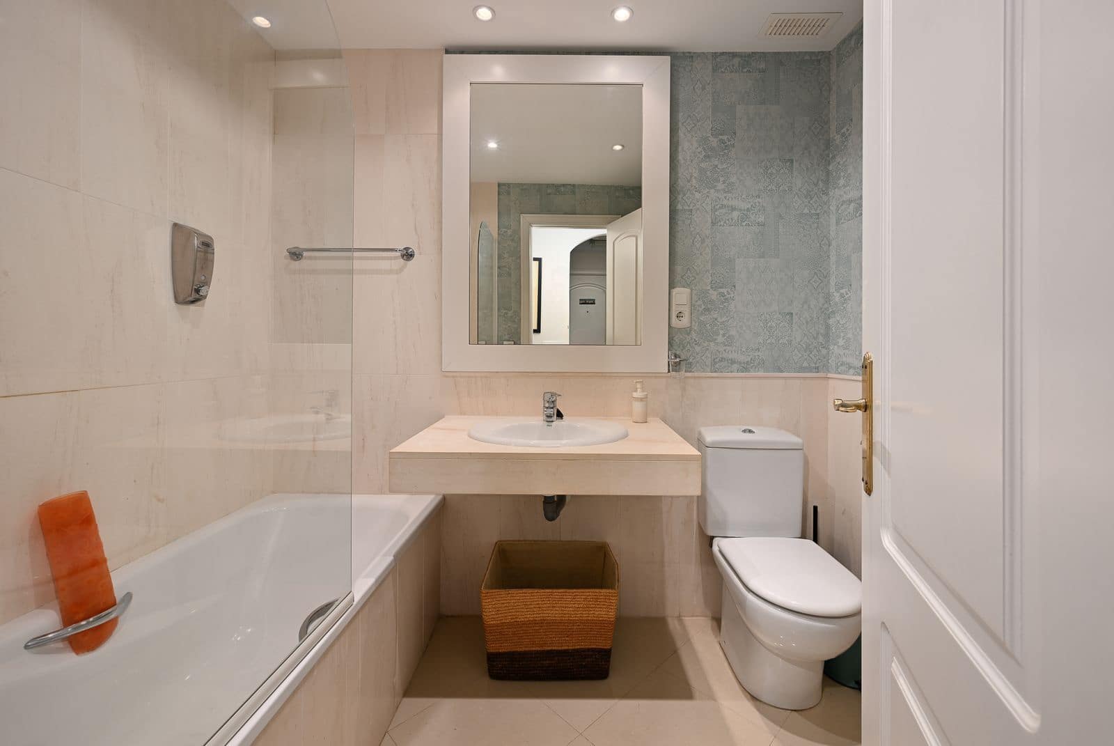 2 bedroom Apartment for sale in Calahonda - € 685,000 (Ref: 9504071)