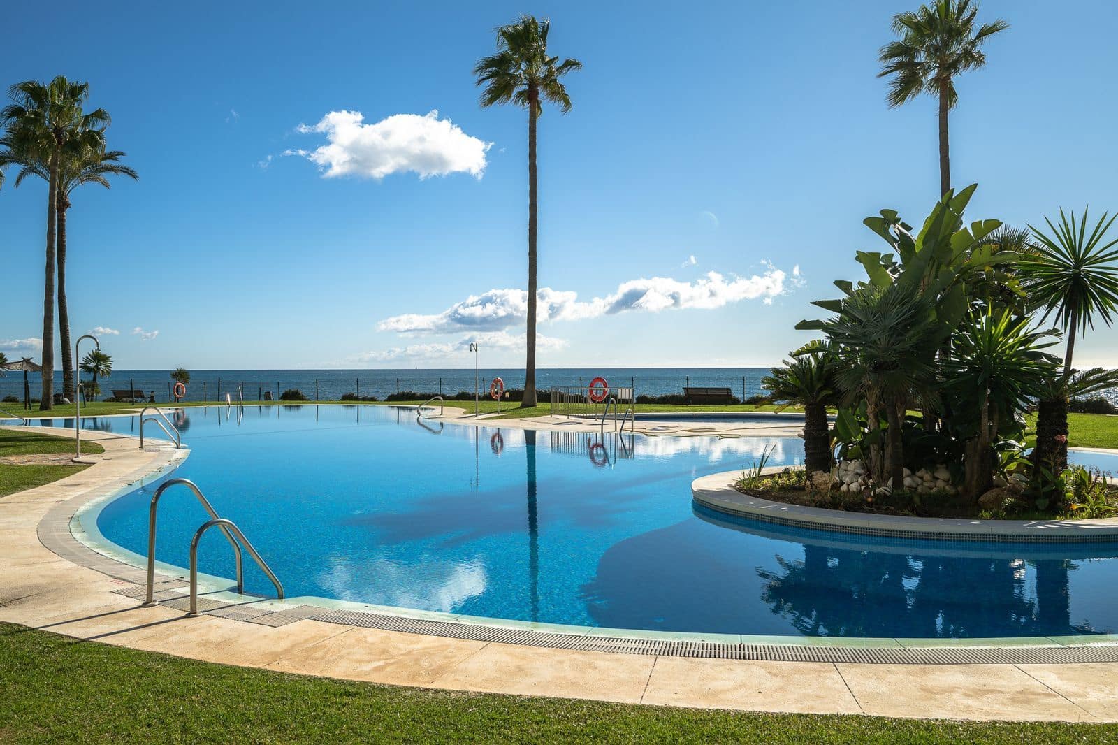 2 bedroom Apartment for sale in Calahonda - € 685,000 (Ref: 9504071)