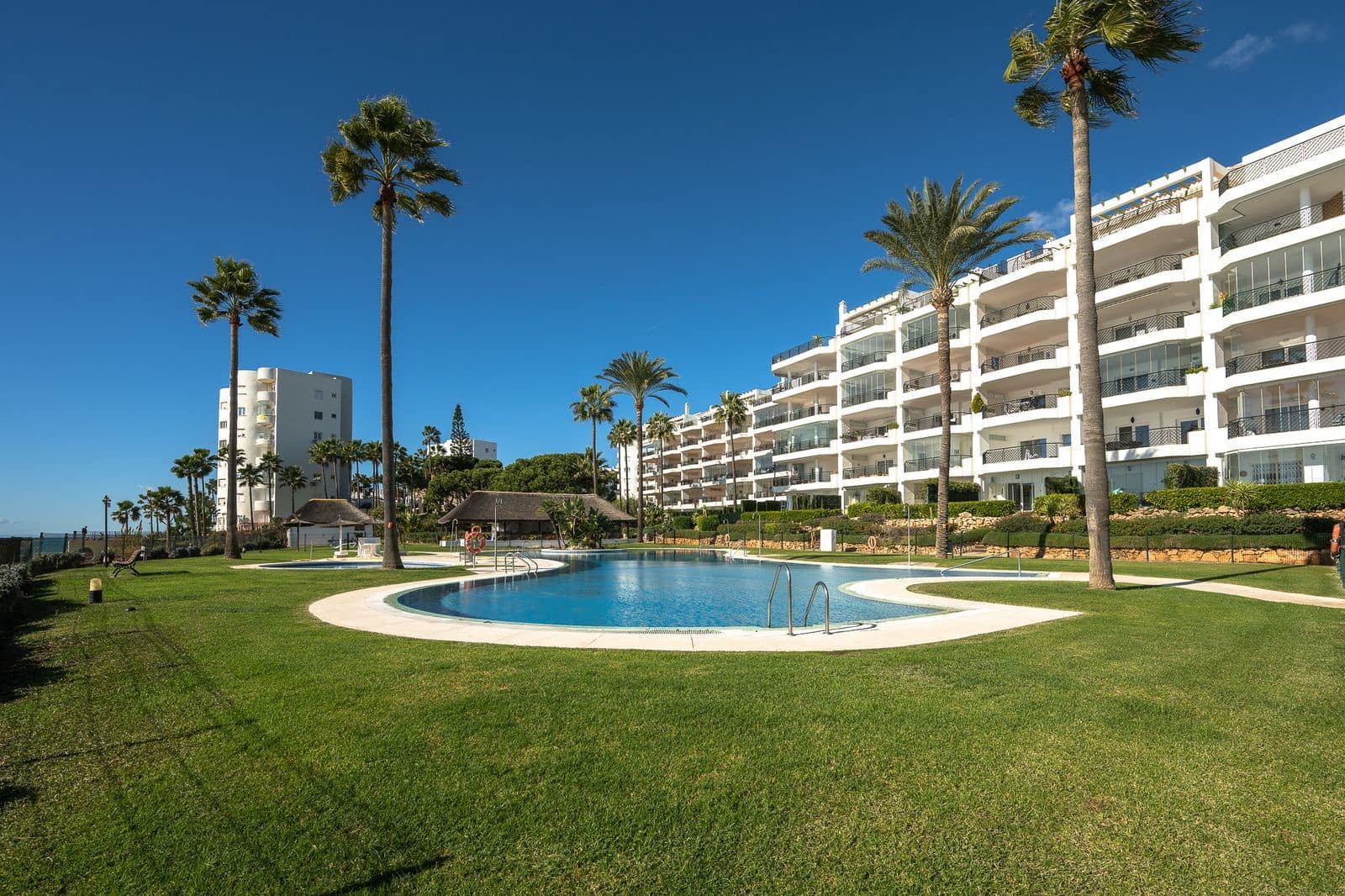 2 bedroom Apartment for sale in Calahonda - € 685,000 (Ref: 9504071)