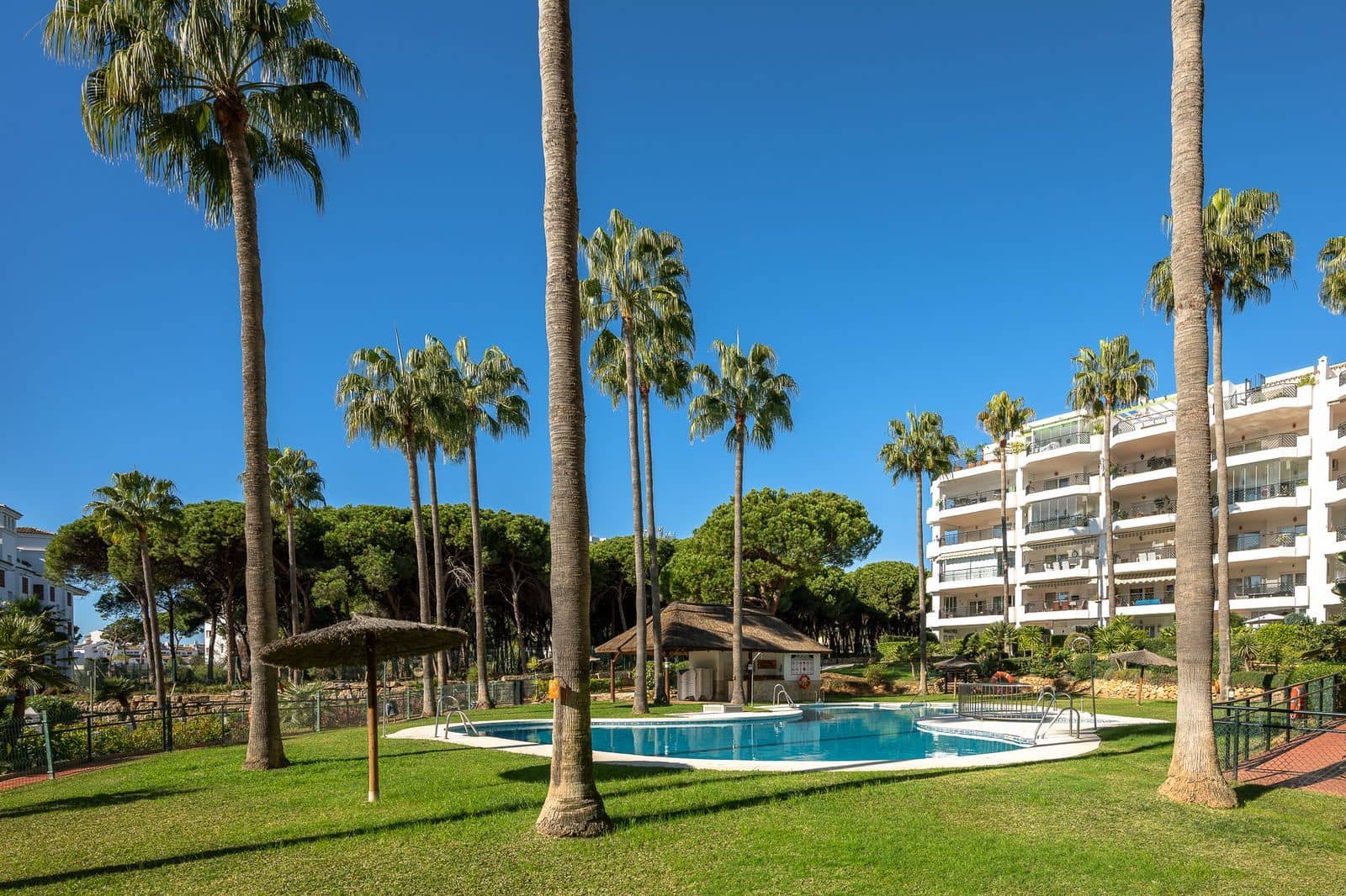 2 bedroom Apartment for sale in Calahonda - € 685,000 (Ref: 9504071)