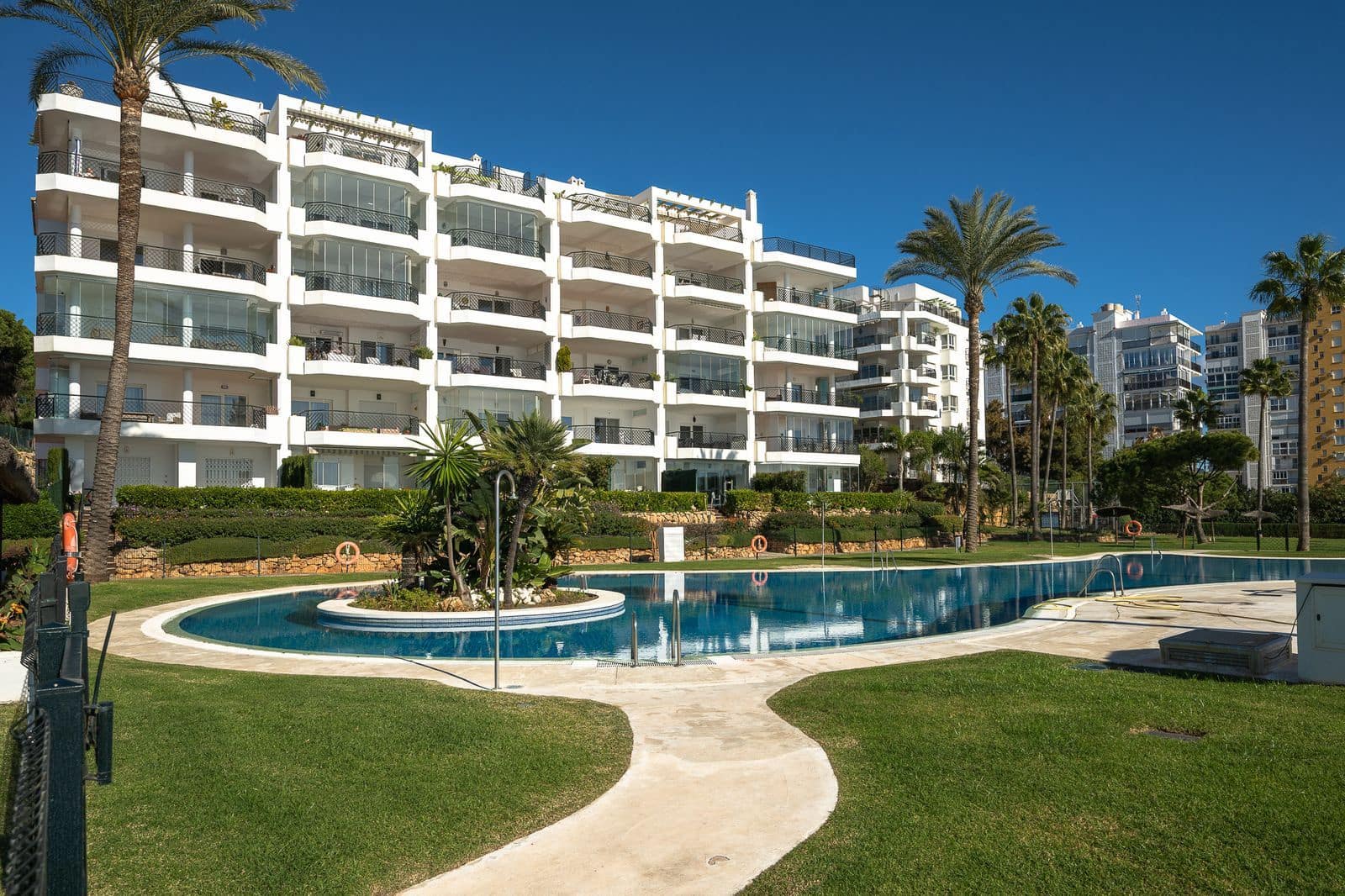 2 bedroom Apartment for sale in Calahonda - € 685,000 (Ref: 9504071)