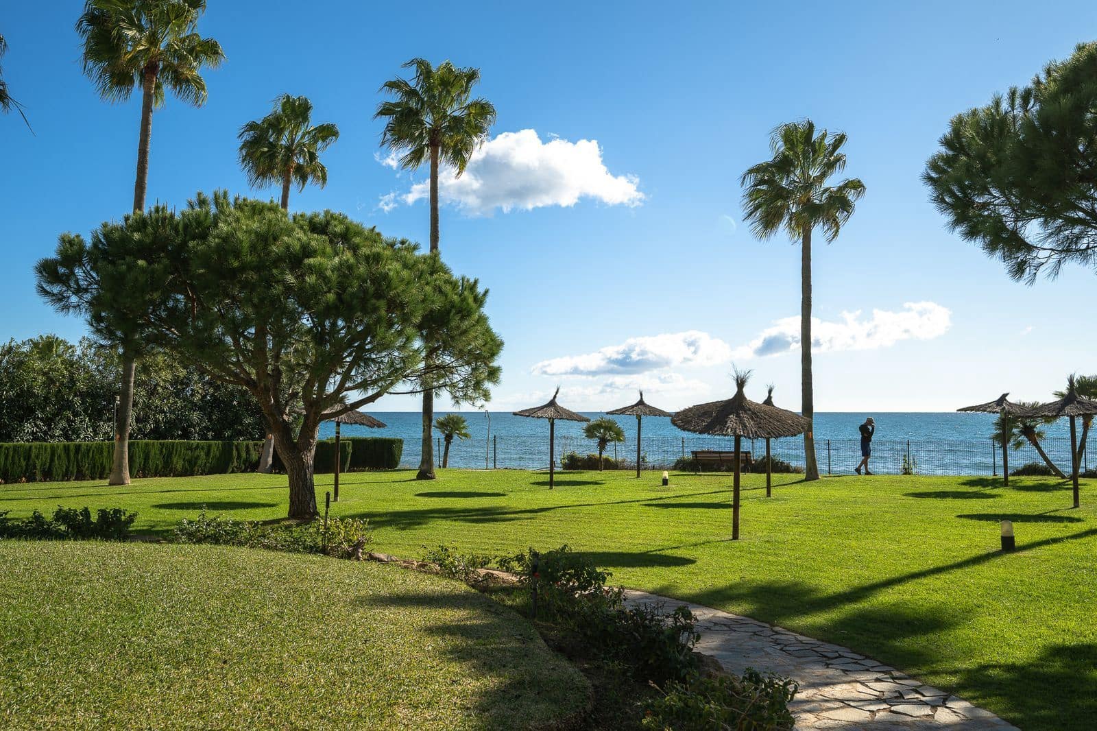 2 bedroom Apartment for sale in Calahonda - € 685,000 (Ref: 9504071)