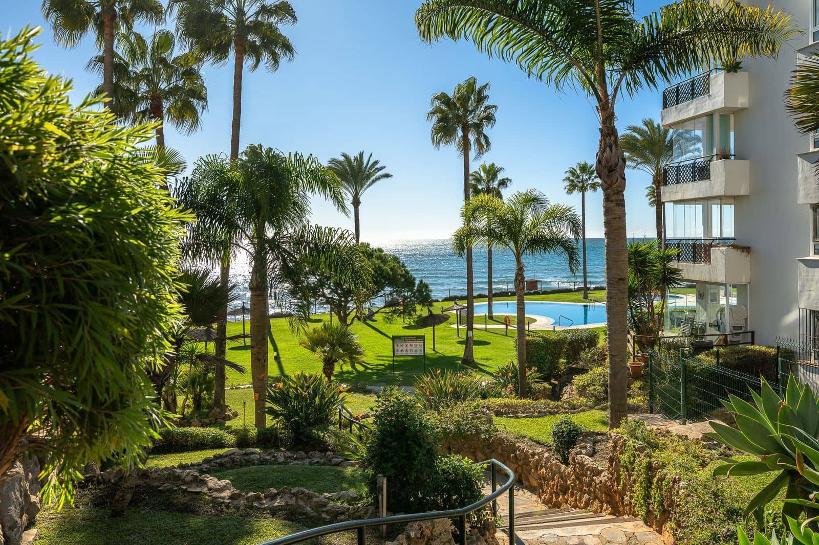 2 bedroom Apartment for sale in Calahonda - € 685,000 (Ref: 9504071)