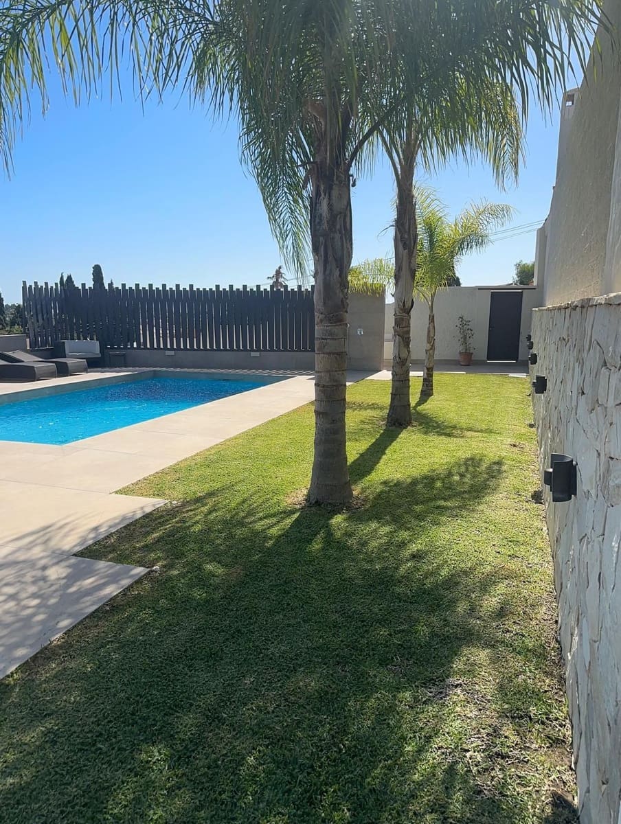 2 bedroom Villa for sale in Marbella - € 1,550,000 (Ref: 9504080)