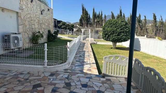 2 bedroom Villa for sale in Marbella - € 1,550,000 (Ref: 9504080)